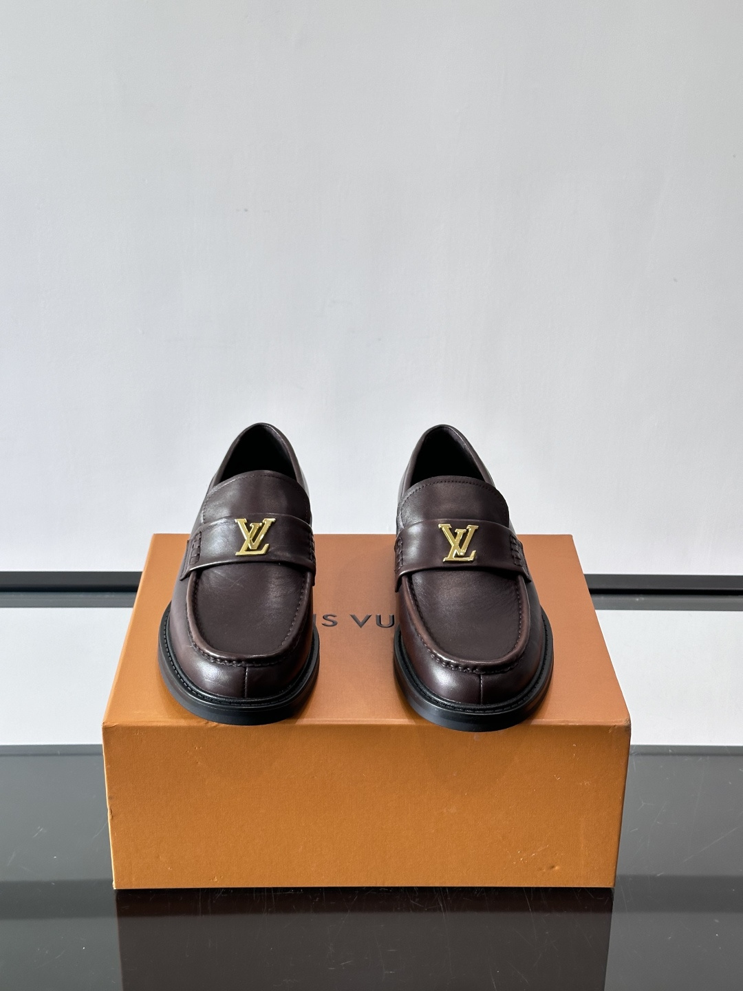 👞LV男士乐福鞋,选用优质植鞣小牛皮,质感细腻耐用。鞋面金属LV标志,品牌辨识度超高✨。经典一脚蹬设计, 👞LV男士乐福鞋,选用优质植鞣小牛皮,质感细腻耐用。鞋面金属LV标志,品牌辨识度超高✨。经典一脚蹬设计,