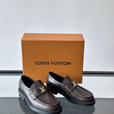 👞LV男士乐福鞋,选用优质植鞣小牛皮,质感细腻耐用。鞋面金属LV标志,品牌辨识度超高✨。经典一脚蹬设计, 👞LV男士乐福鞋,选用优质植鞣小牛皮,质感细腻耐用。鞋面金属LV标志,品牌辨识度超高✨。经典一脚蹬设计,