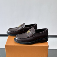 👞LV男士乐福鞋,选用优质植鞣小牛皮,质感细腻耐用。鞋面金属LV标志,品牌辨识度超高✨。经典一脚蹬设计, 👞LV男士乐福鞋,选用优质植鞣小牛皮,质感细腻耐用。鞋面金属LV标志,品牌辨识度超高✨。经典一脚蹬设计,