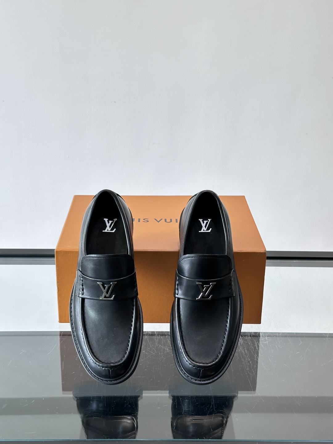 👞LV男士乐福鞋,选用优质植鞣小牛皮,质感细腻耐用。鞋面金属LV标志,品牌辨识度超高✨。经典一脚蹬设计, 👞LV男士乐福鞋,选用优质植鞣小牛皮,质感细腻耐用。鞋面金属LV标志,品牌辨识度超高✨。经典一脚蹬设计,