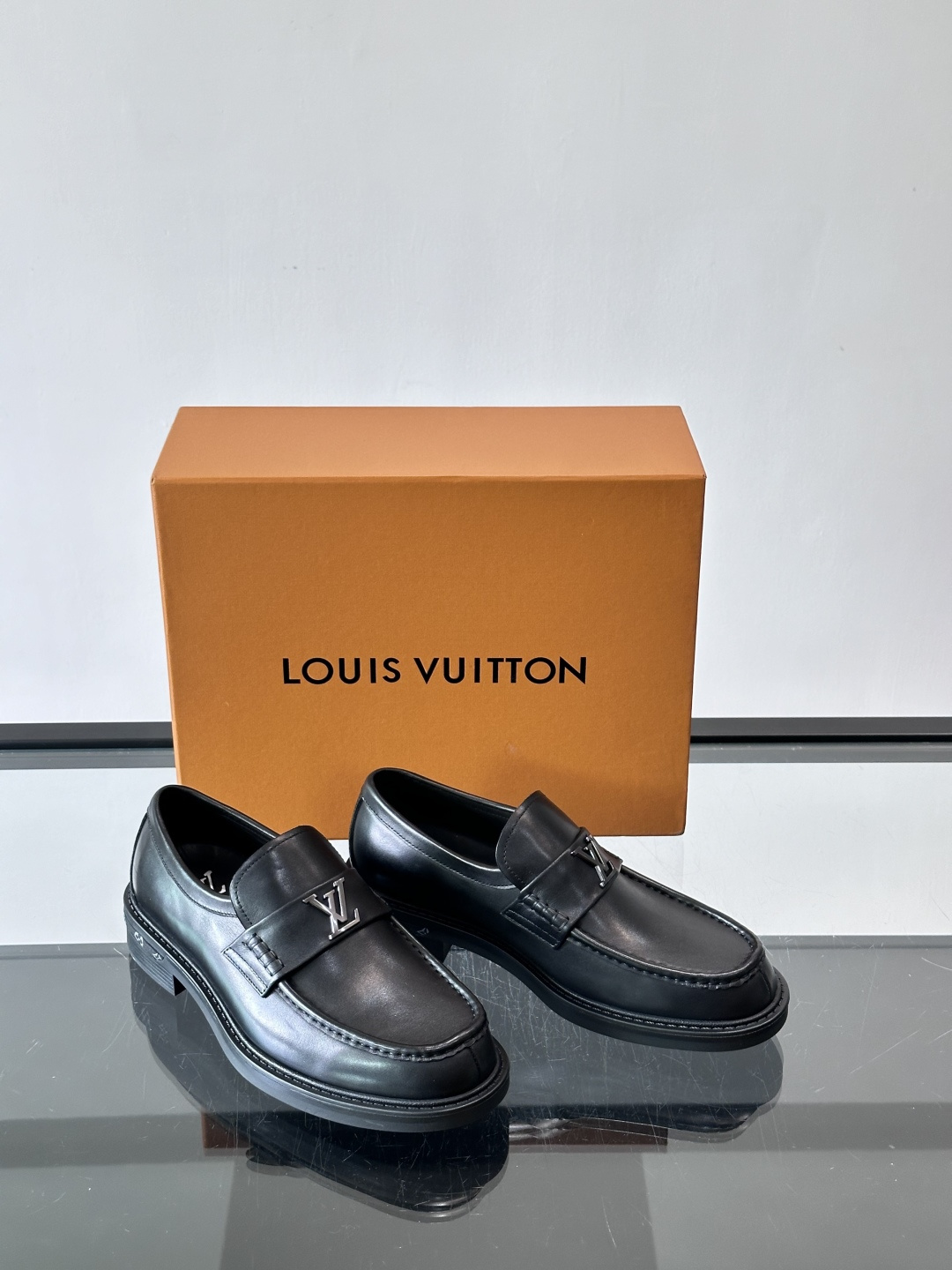 👞LV男士乐福鞋,选用优质植鞣小牛皮,质感细腻耐用。鞋面金属LV标志,品牌辨识度超高✨。经典一脚蹬设计, 👞LV男士乐福鞋,选用优质植鞣小牛皮,质感细腻耐用。鞋面金属LV标志,品牌辨识度超高✨。经典一脚蹬设计,