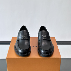 👞LV男士乐福鞋,选用优质植鞣小牛皮,质感细腻耐用。鞋面金属LV标志,品牌辨识度超高✨。经典一脚蹬设计, 👞LV男士乐福鞋,选用优质植鞣小牛皮,质感细腻耐用。鞋面金属LV标志,品牌辨识度超高✨。经典一脚蹬设计,
