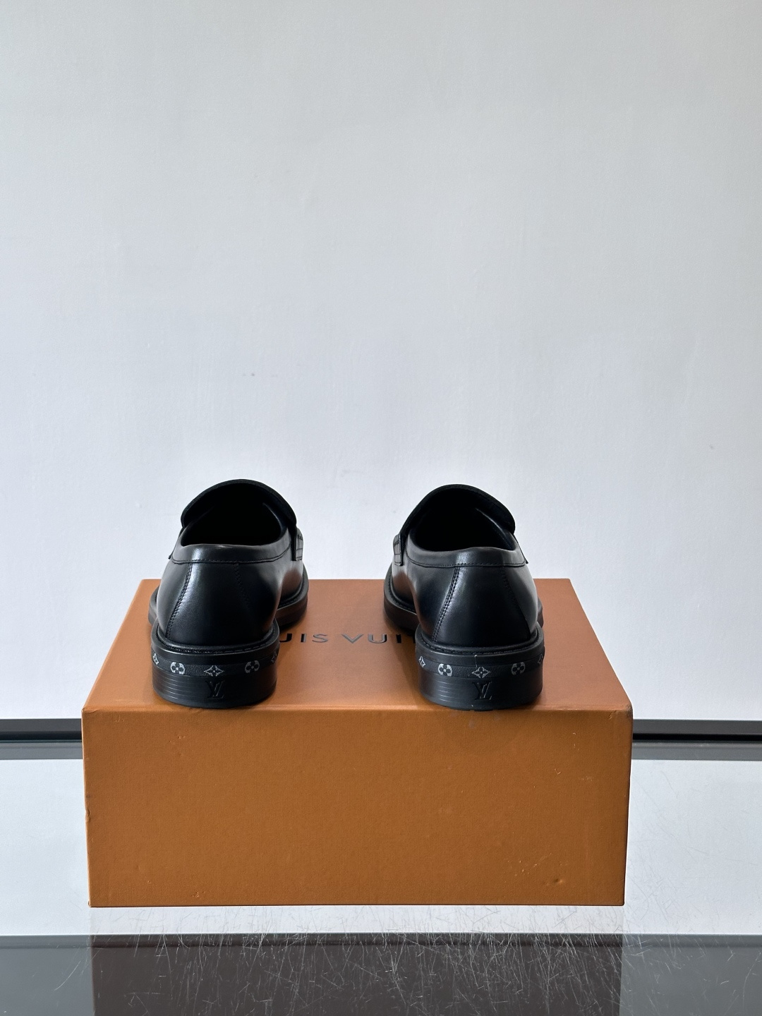 👞LV男士乐福鞋,选用优质植鞣小牛皮,质感细腻耐用。鞋面金属LV标志,品牌辨识度超高✨。经典一脚蹬设计, 👞LV男士乐福鞋,选用优质植鞣小牛皮,质感细腻耐用。鞋面金属LV标志,品牌辨识度超高✨。经典一脚蹬设计,