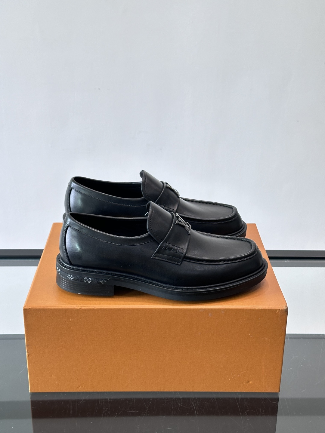 👞LV男士乐福鞋，选用优质植鞣小牛皮，质感细腻耐用。鞋面金属LV标志，品牌辨识度超高✨。经典一脚蹬设计，