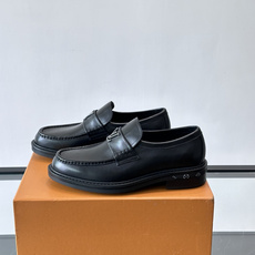 👞LV男士乐福鞋,选用优质植鞣小牛皮,质感细腻耐用。鞋面金属LV标志,品牌辨识度超高✨。经典一脚蹬设计, 👞LV男士乐福鞋,选用优质植鞣小牛皮,质感细腻耐用。鞋面金属LV标志,品牌辨识度超高✨。经典一脚蹬设计,
