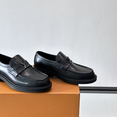 👞LV男士乐福鞋,选用优质植鞣小牛皮,质感细腻耐用。鞋面金属LV标志,品牌辨识度超高✨。经典一脚蹬设计, 👞LV男士乐福鞋,选用优质植鞣小牛皮,质感细腻耐用。鞋面金属LV标志,品牌辨识度超高✨。经典一脚蹬设计,