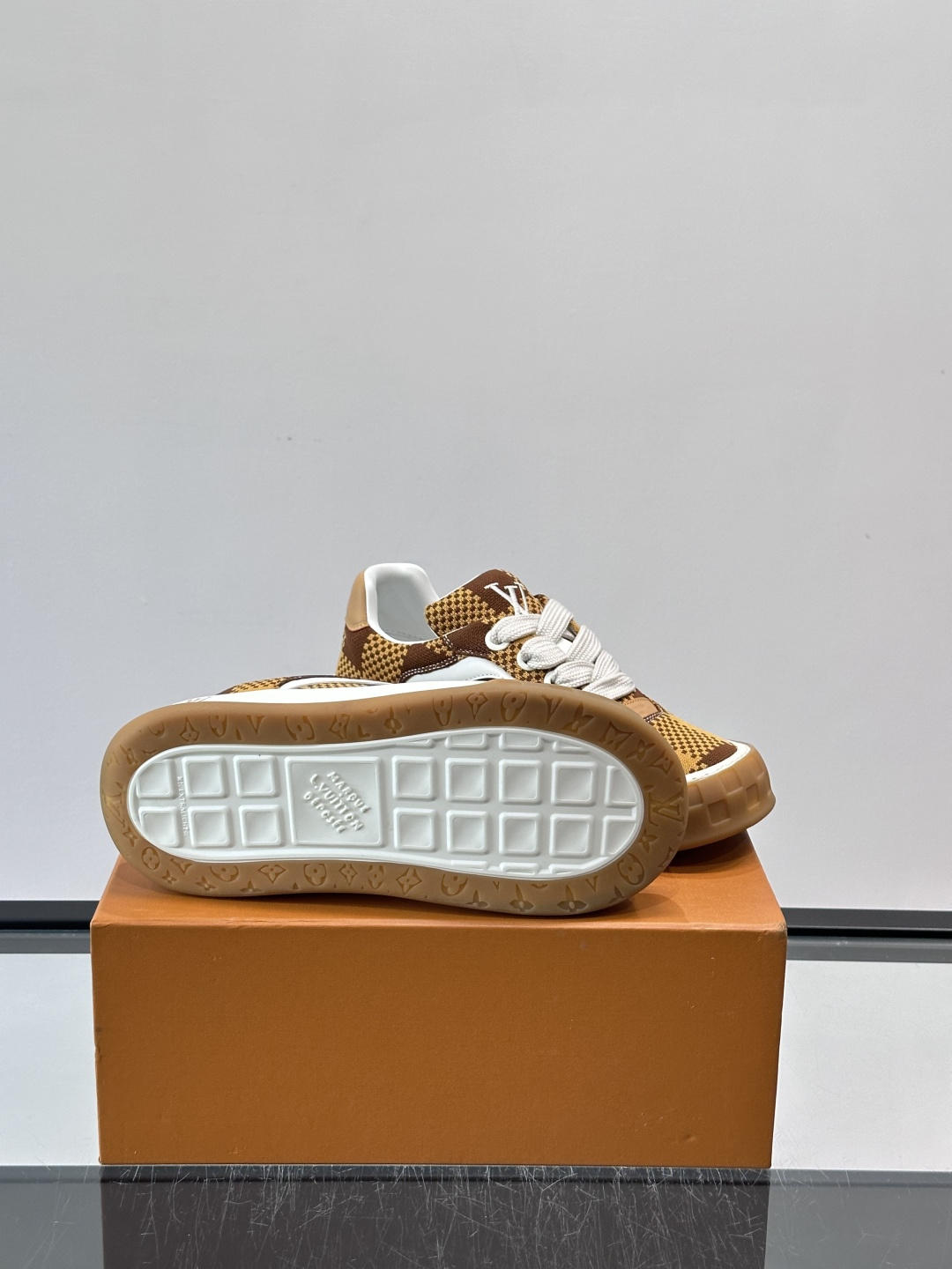 ​​LV Tilted饼干鞋​​👟LV Tilted饼干鞋是路易威登SS26春夏系列新品，采用绒面牛皮革