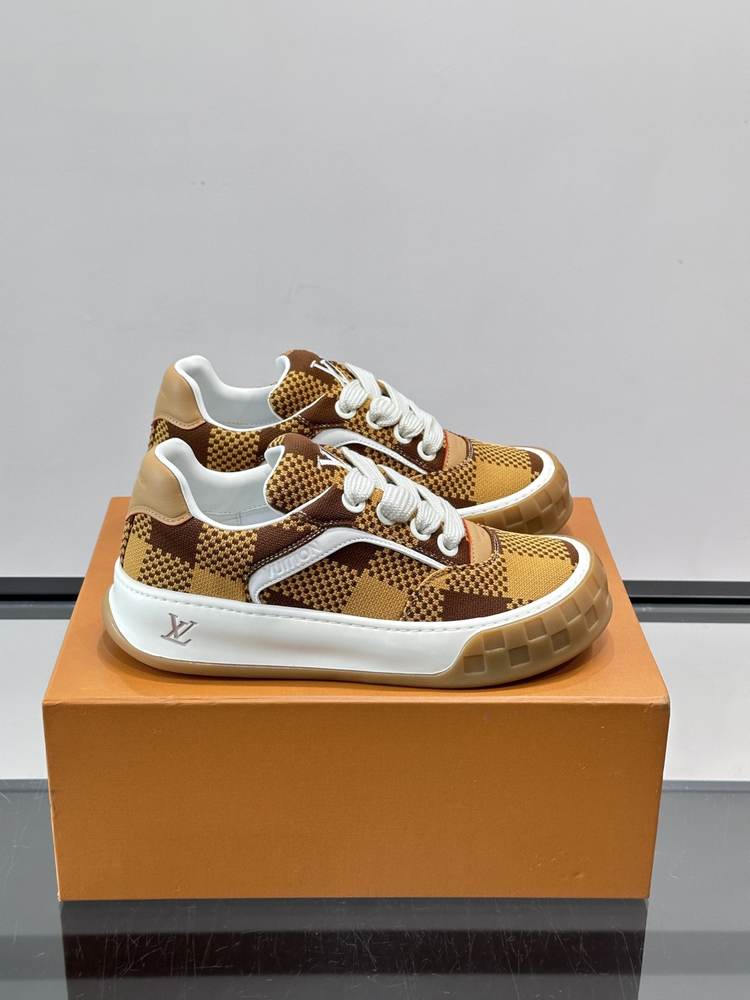 ​​LV Tilted饼干鞋​​👟LV Tilted饼干鞋是路易威登SS26春夏系列新品，采用绒面牛皮革