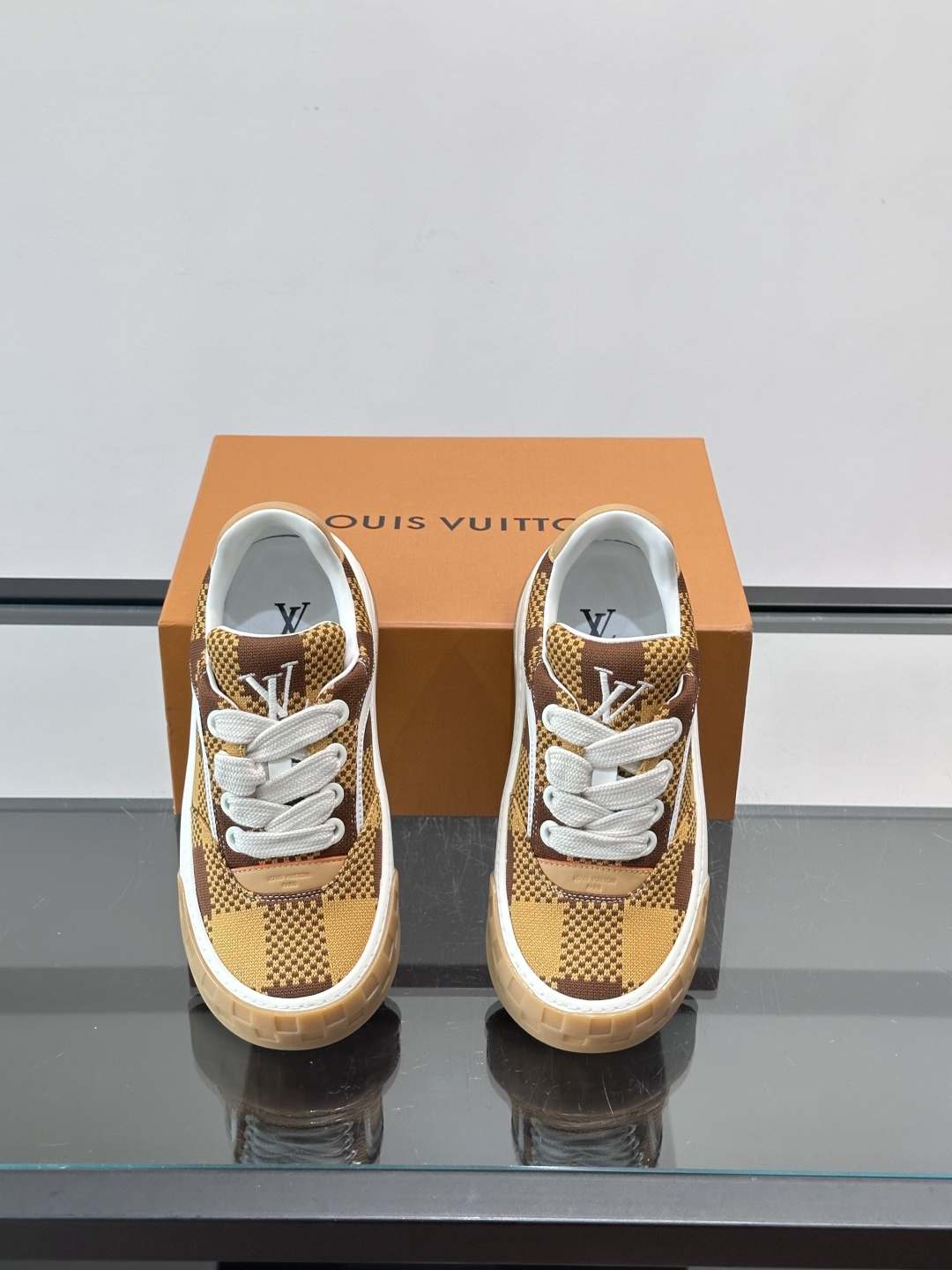 ​​LV Tilted饼干鞋​​👟LV Tilted饼干鞋是路易威登SS26春夏系列新品，采用绒面牛皮革