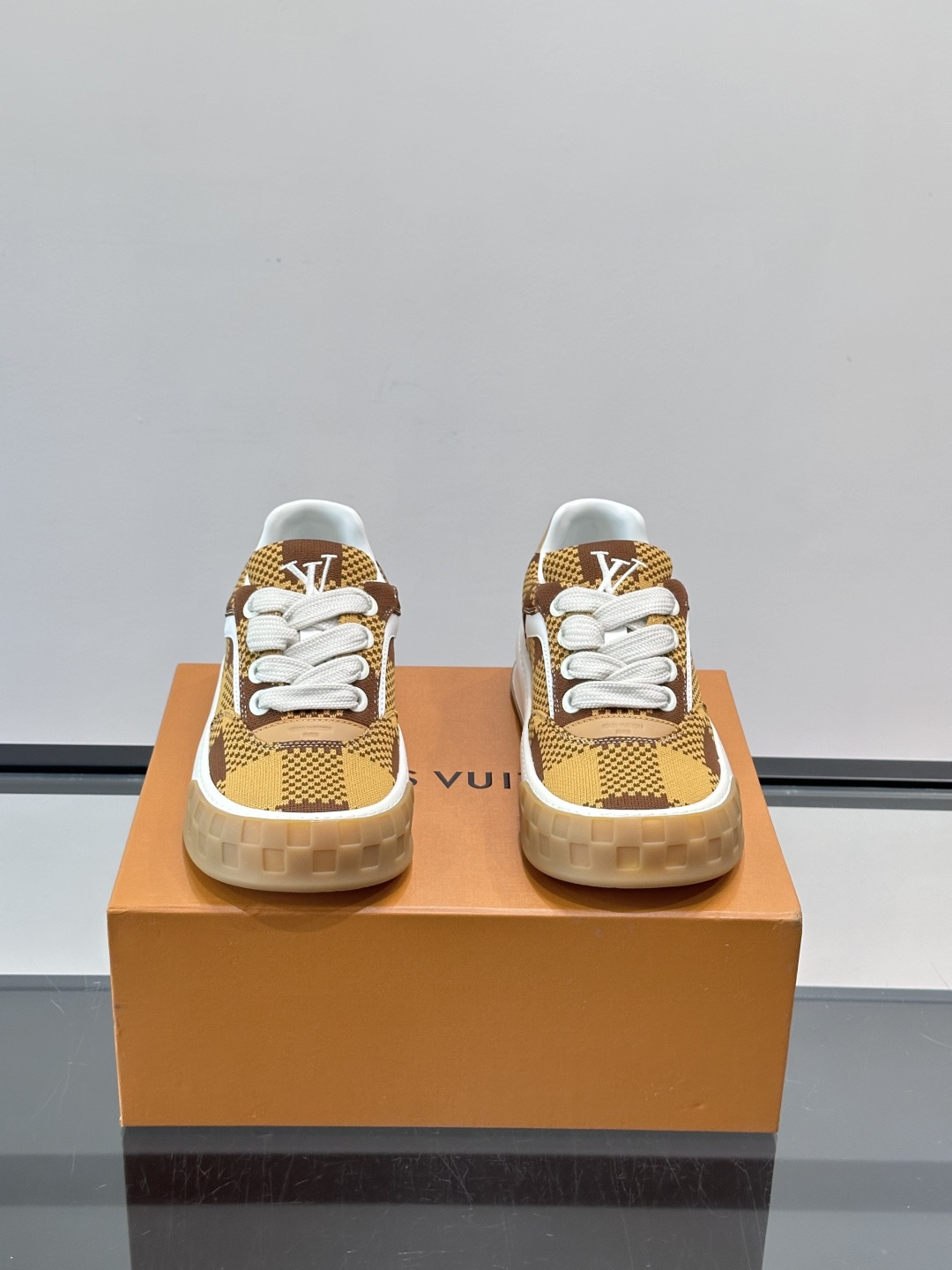 ​​LV Tilted饼干鞋​​👟LV Tilted饼干鞋是路易威登SS26春夏系列新品，采用绒面牛皮革