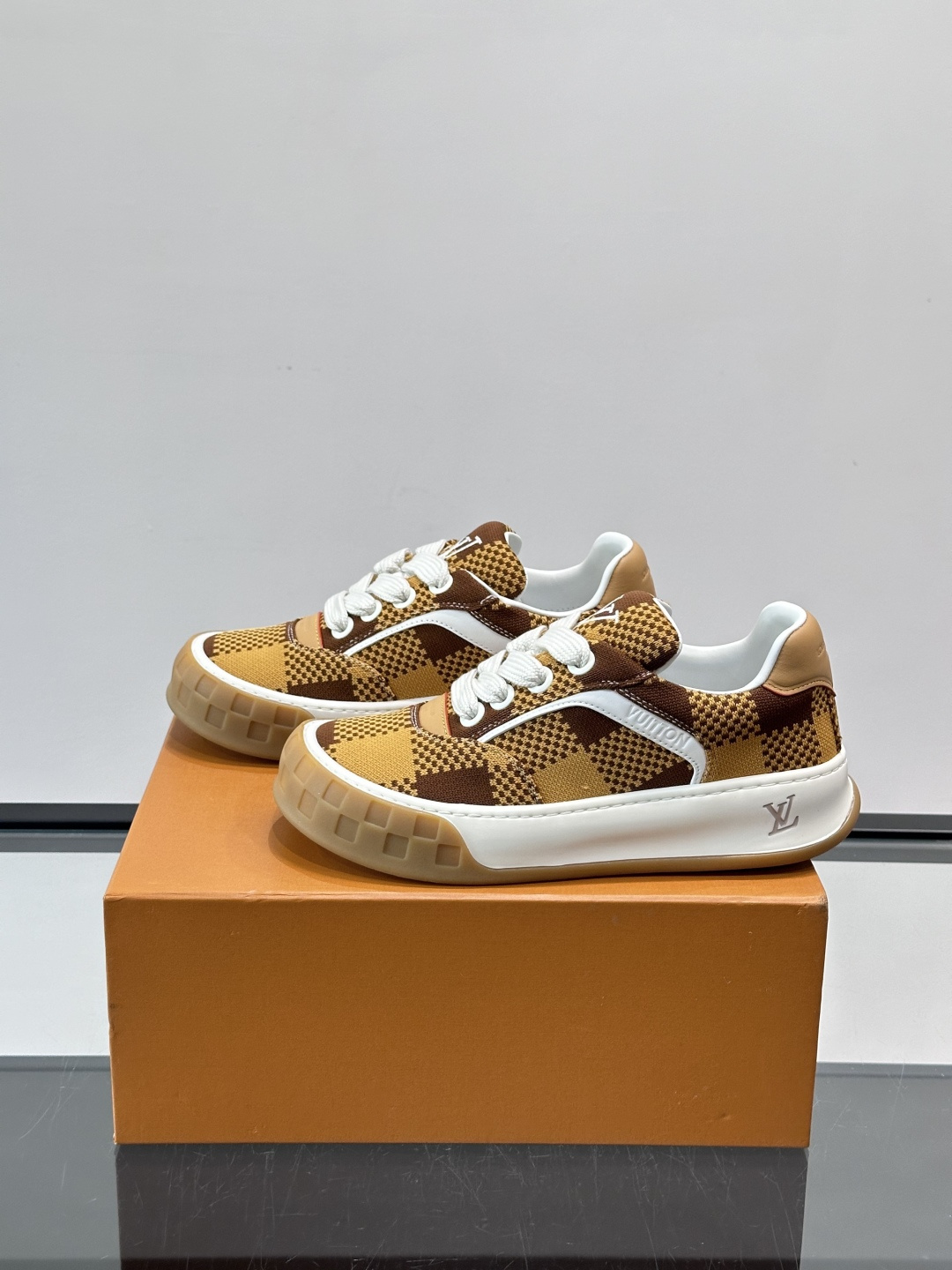 ​​LV Tilted饼干鞋​​👟LV Tilted饼干鞋是路易威登SS26春夏系列新品，采用绒面牛皮革