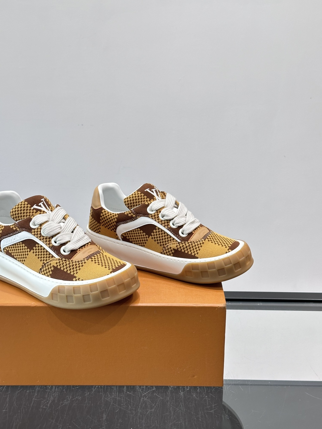 ​​LV Tilted饼干鞋​​👟LV Tilted饼干鞋是路易威登SS26春夏系列新品，采用绒面牛皮革