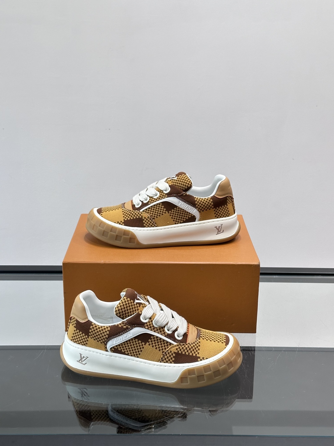 ​​LV Tilted饼干鞋​​👟LV Tilted饼干鞋是路易威登SS26春夏系列新品，采用绒面牛皮革