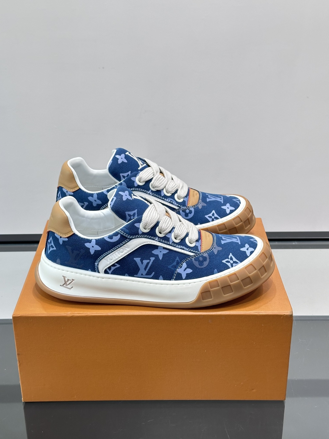 ​​LV Tilted饼干鞋​​👟LV Tilted饼干鞋是路易威登SS26春夏系列新品，采用绒面牛皮革