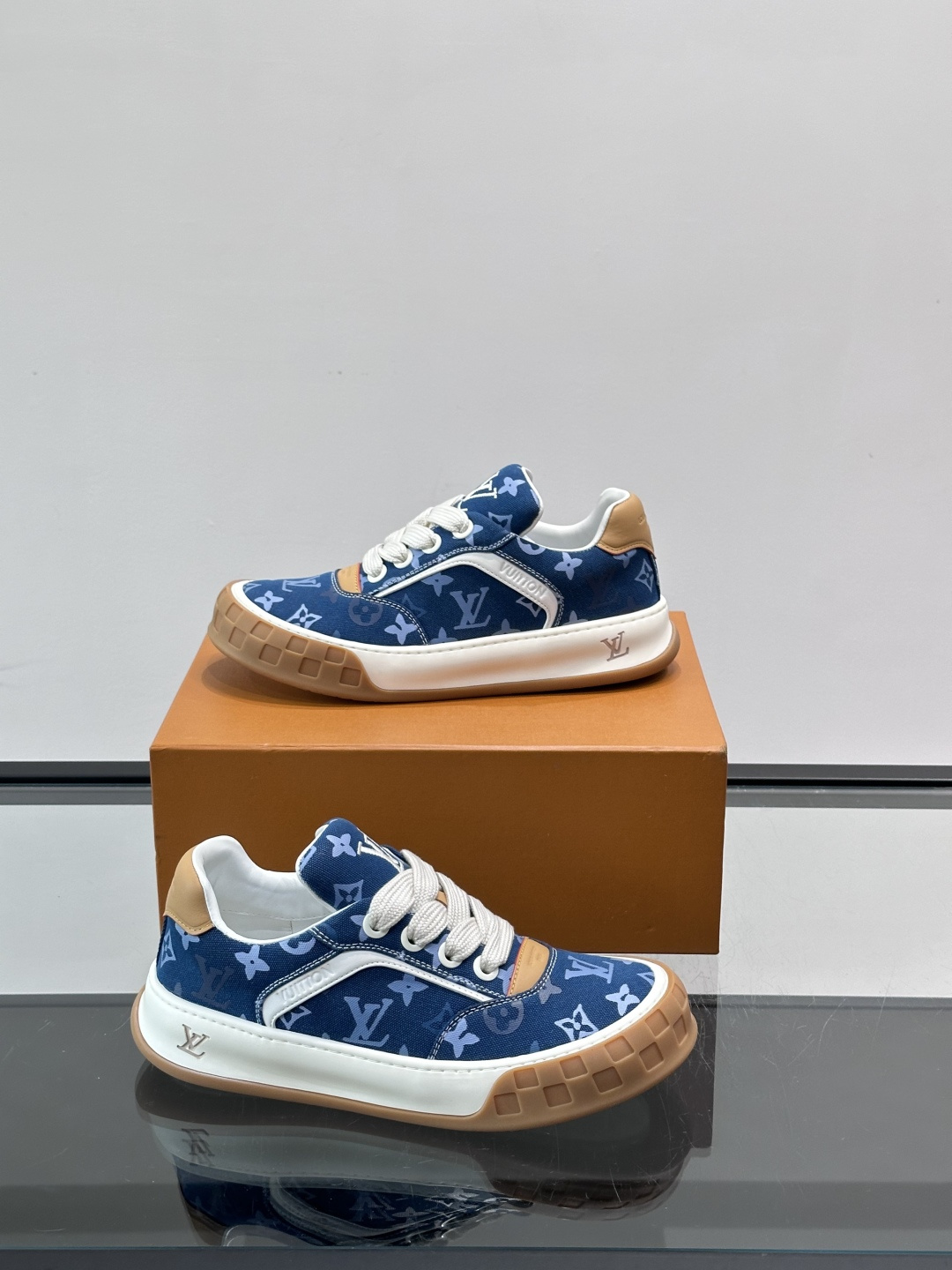 LV Tilted饼干鞋👟LV Tilted饼干鞋是路易威登SS26春夏系列新品,采用绒面牛皮革 LV Tilted饼干鞋👟LV Tilted饼干鞋是路易威登SS26春夏系列新品,采用绒面牛皮革