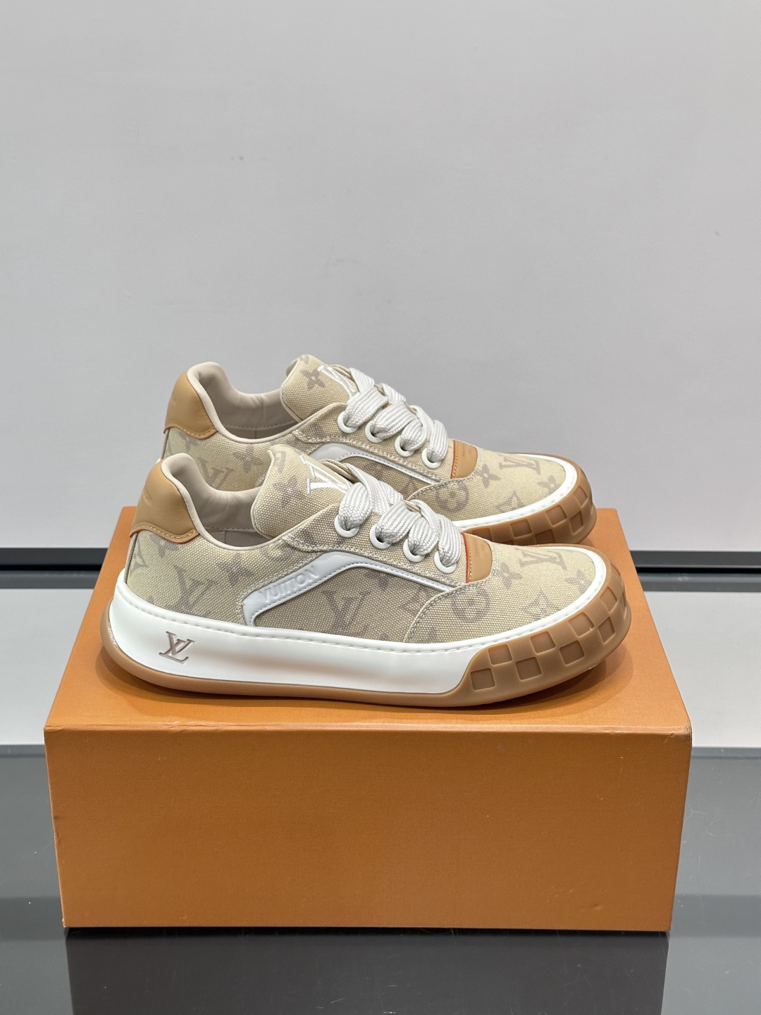 ​​LV Tilted饼干鞋​​👟LV Tilted饼干鞋是路易威登SS26春夏系列新品，采用绒面牛皮革
