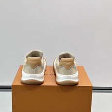 LV Tilted饼干鞋👟LV Tilted饼干鞋是路易威登SS26春夏系列新品,采用绒面牛皮革 LV Tilted饼干鞋👟LV Tilted饼干鞋是路易威登SS26春夏系列新品,采用绒面牛皮革