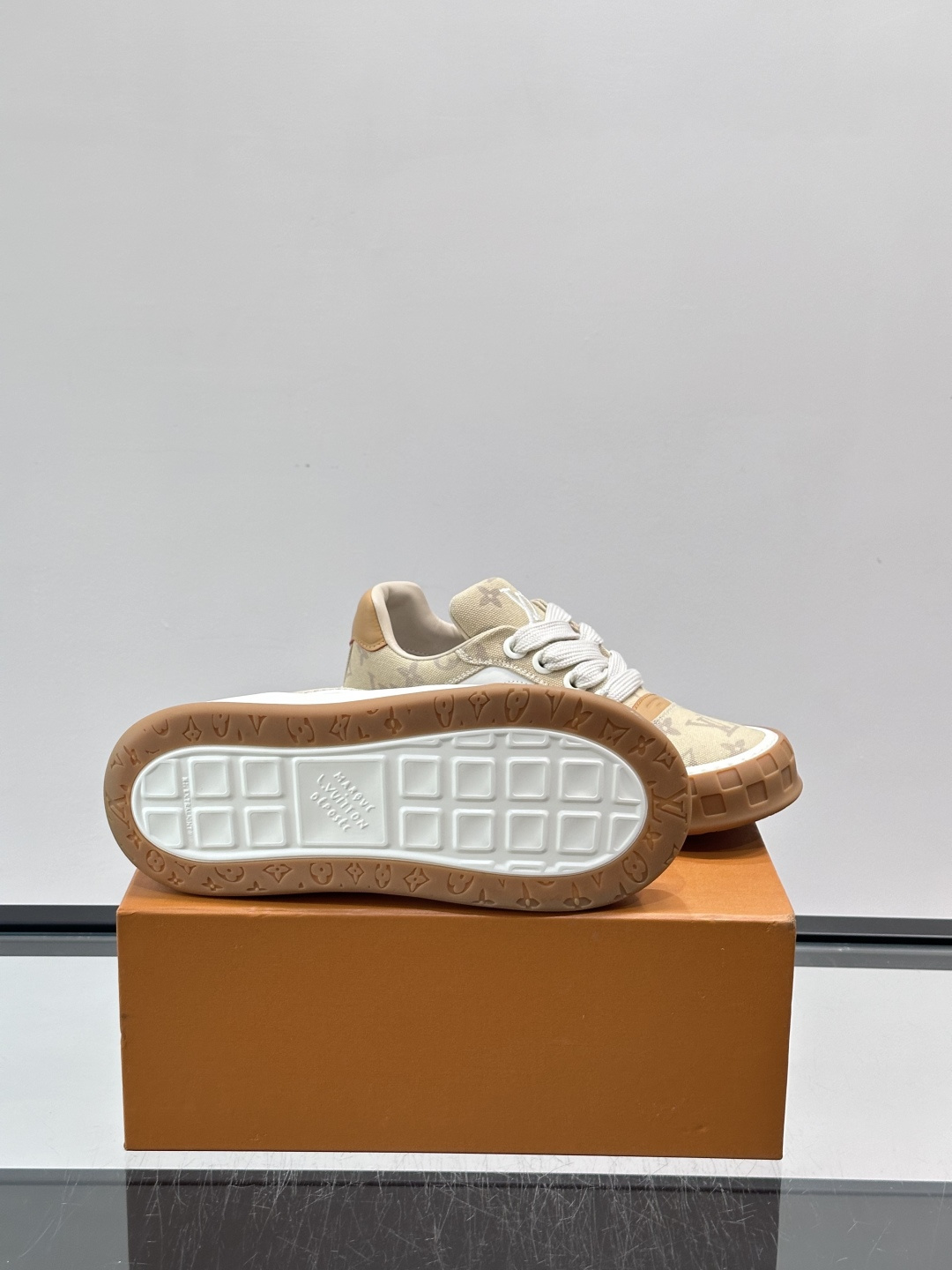 LV Tilted饼干鞋👟LV Tilted饼干鞋是路易威登SS26春夏系列新品,采用绒面牛皮革 LV Tilted饼干鞋👟LV Tilted饼干鞋是路易威登SS26春夏系列新品,采用绒面牛皮革