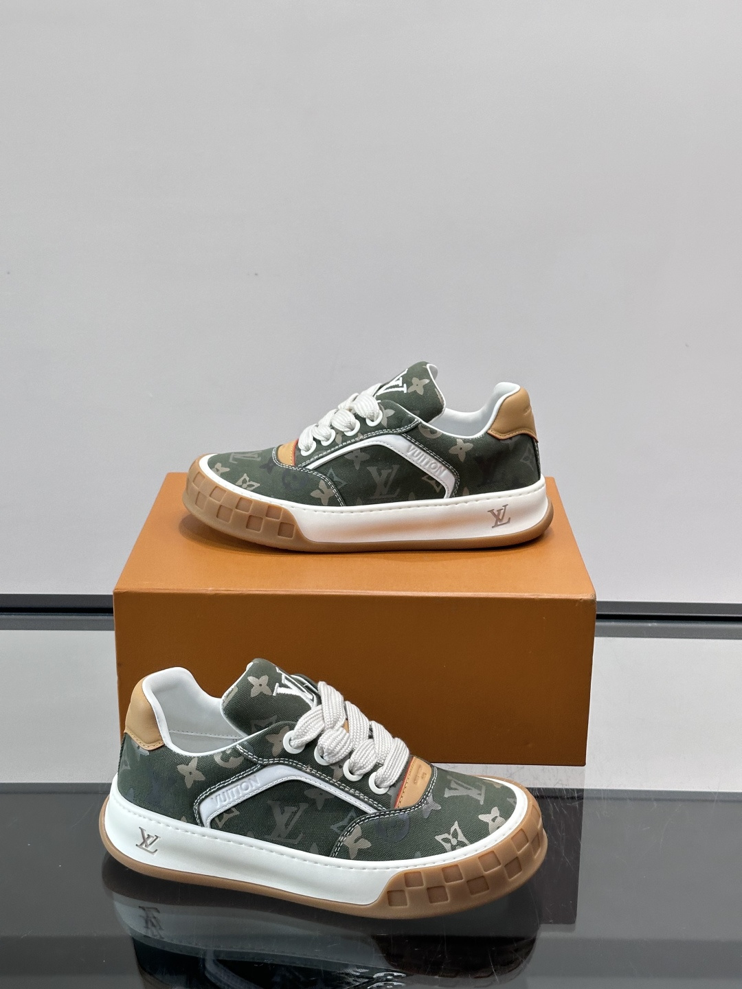 LV Tilted饼干鞋👟LV Tilted饼干鞋是路易威登SS26春夏系列新品,采用绒面牛皮革 LV Tilted饼干鞋👟LV Tilted饼干鞋是路易威登SS26春夏系列新品,采用绒面牛皮革