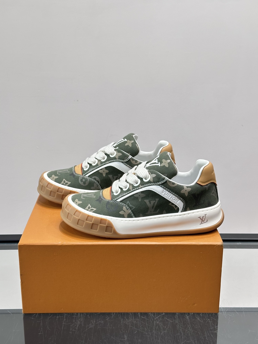 LV Tilted饼干鞋👟LV Tilted饼干鞋是路易威登SS26春夏系列新品,采用绒面牛皮革 LV Tilted饼干鞋👟LV Tilted饼干鞋是路易威登SS26春夏系列新品,采用绒面牛皮革