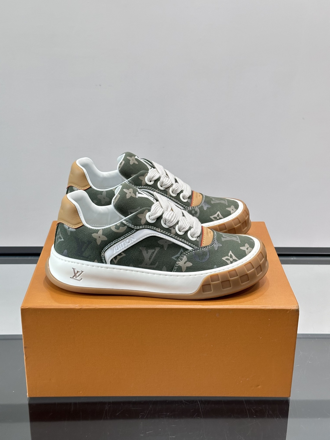 ​​LV Tilted饼干鞋​​👟LV Tilted饼干鞋是路易威登SS26春夏系列新品，采用绒面牛皮革