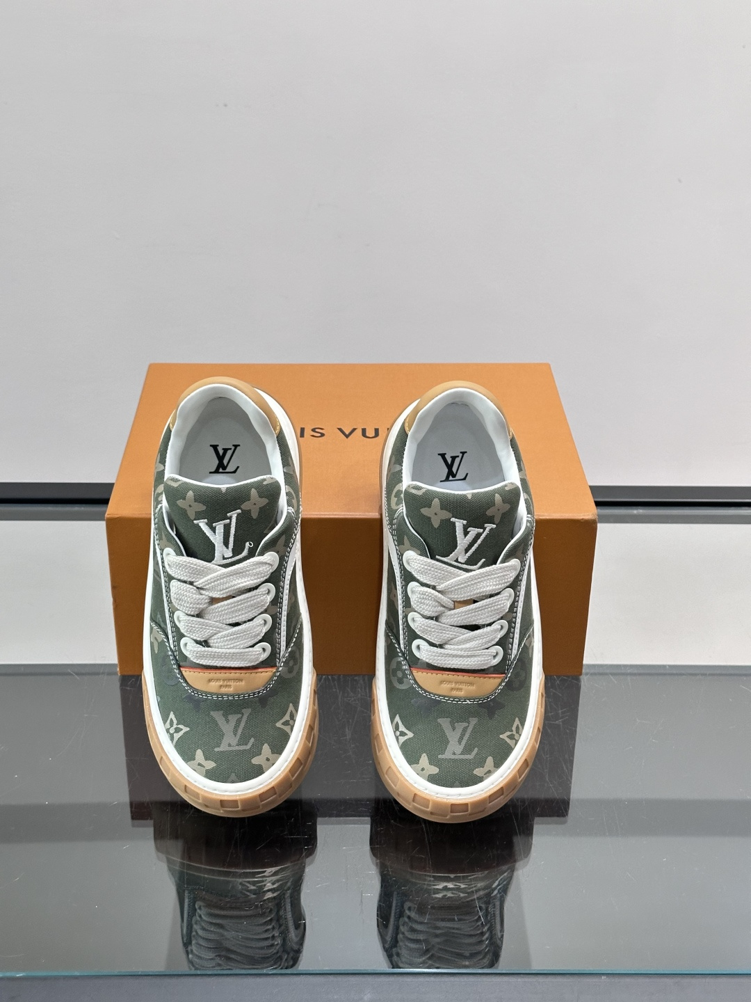 LV Tilted饼干鞋👟LV Tilted饼干鞋是路易威登SS26春夏系列新品,采用绒面牛皮革 LV Tilted饼干鞋👟LV Tilted饼干鞋是路易威登SS26春夏系列新品,采用绒面牛皮革