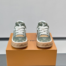 LV Tilted饼干鞋👟LV Tilted饼干鞋是路易威登SS26春夏系列新品,采用绒面牛皮革 LV Tilted饼干鞋👟LV Tilted饼干鞋是路易威登SS26春夏系列新品,采用绒面牛皮革