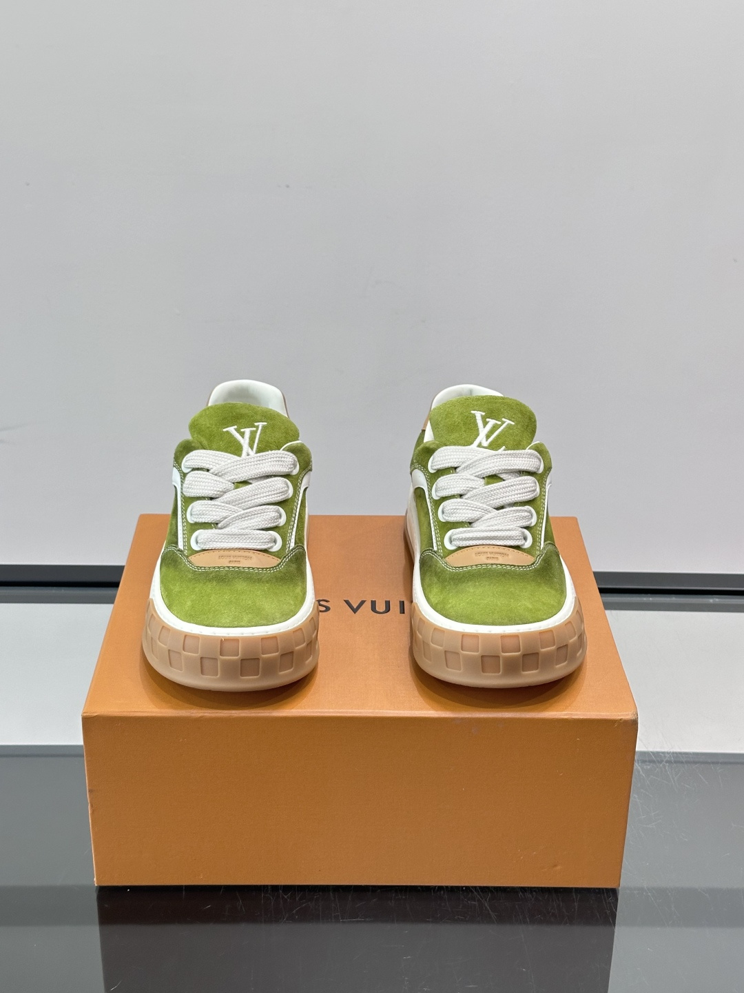 LV Tilted饼干鞋👟LV Tilted饼干鞋是路易威登SS26春夏系列新品,采用绒面牛皮革 LV Tilted饼干鞋👟LV Tilted饼干鞋是路易威登SS26春夏系列新品,采用绒面牛皮革