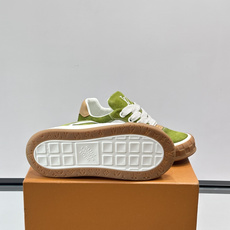 LV Tilted饼干鞋👟LV Tilted饼干鞋是路易威登SS26春夏系列新品,采用绒面牛皮革 LV Tilted饼干鞋👟LV Tilted饼干鞋是路易威登SS26春夏系列新品,采用绒面牛皮革