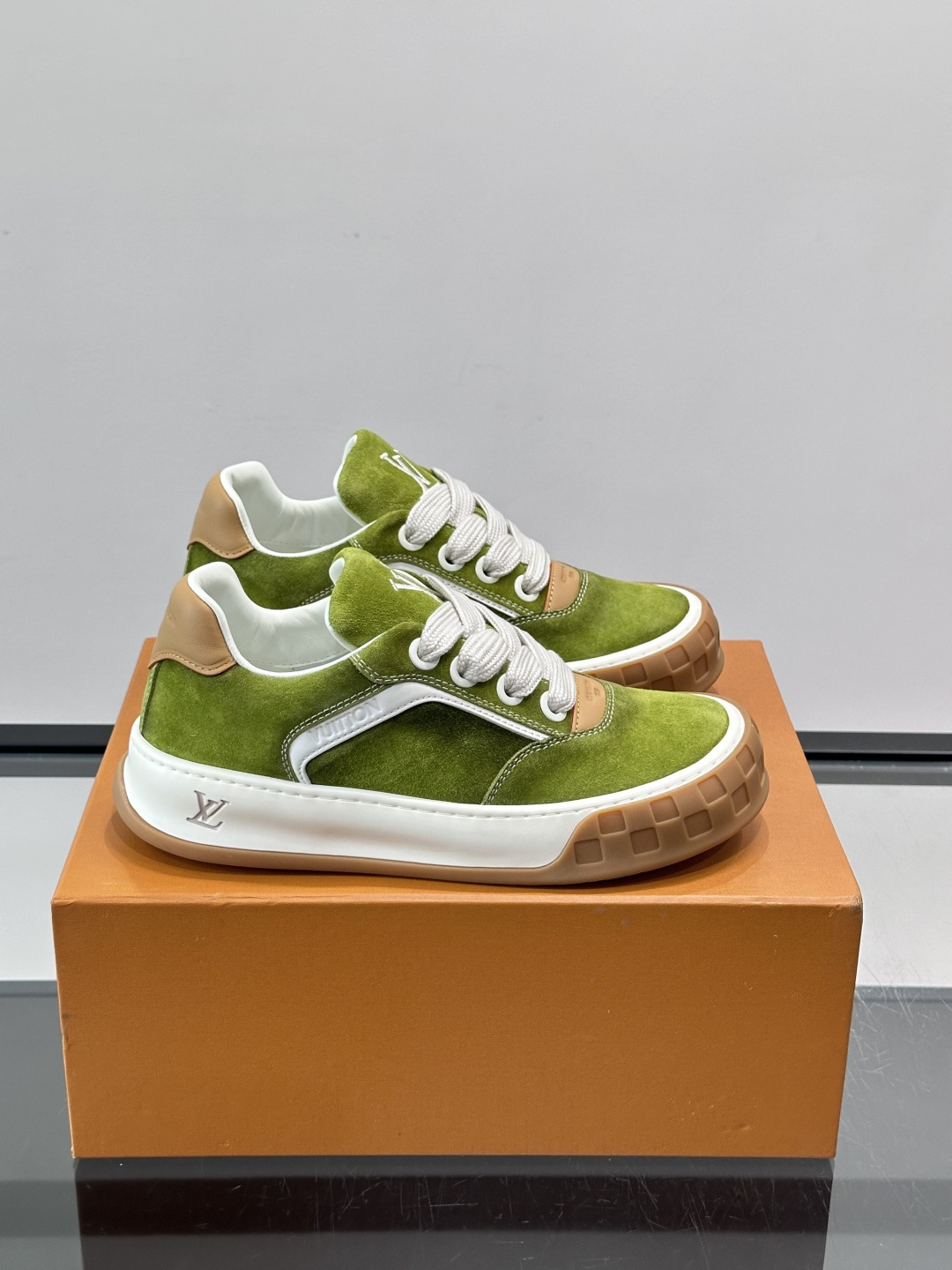 ​​LV Tilted饼干鞋​​👟LV Tilted饼干鞋是路易威登SS26春夏系列新品，采用绒面牛皮革