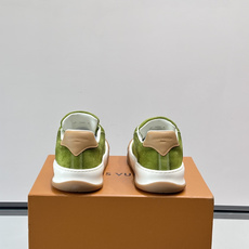 LV Tilted饼干鞋👟LV Tilted饼干鞋是路易威登SS26春夏系列新品,采用绒面牛皮革 LV Tilted饼干鞋👟LV Tilted饼干鞋是路易威登SS26春夏系列新品,采用绒面牛皮革