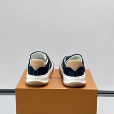 LV Tilted饼干鞋👟LV Tilted饼干鞋是路易威登SS26春夏系列新品,采用绒面牛皮革 LV Tilted饼干鞋👟LV Tilted饼干鞋是路易威登SS26春夏系列新品,采用绒面牛皮革