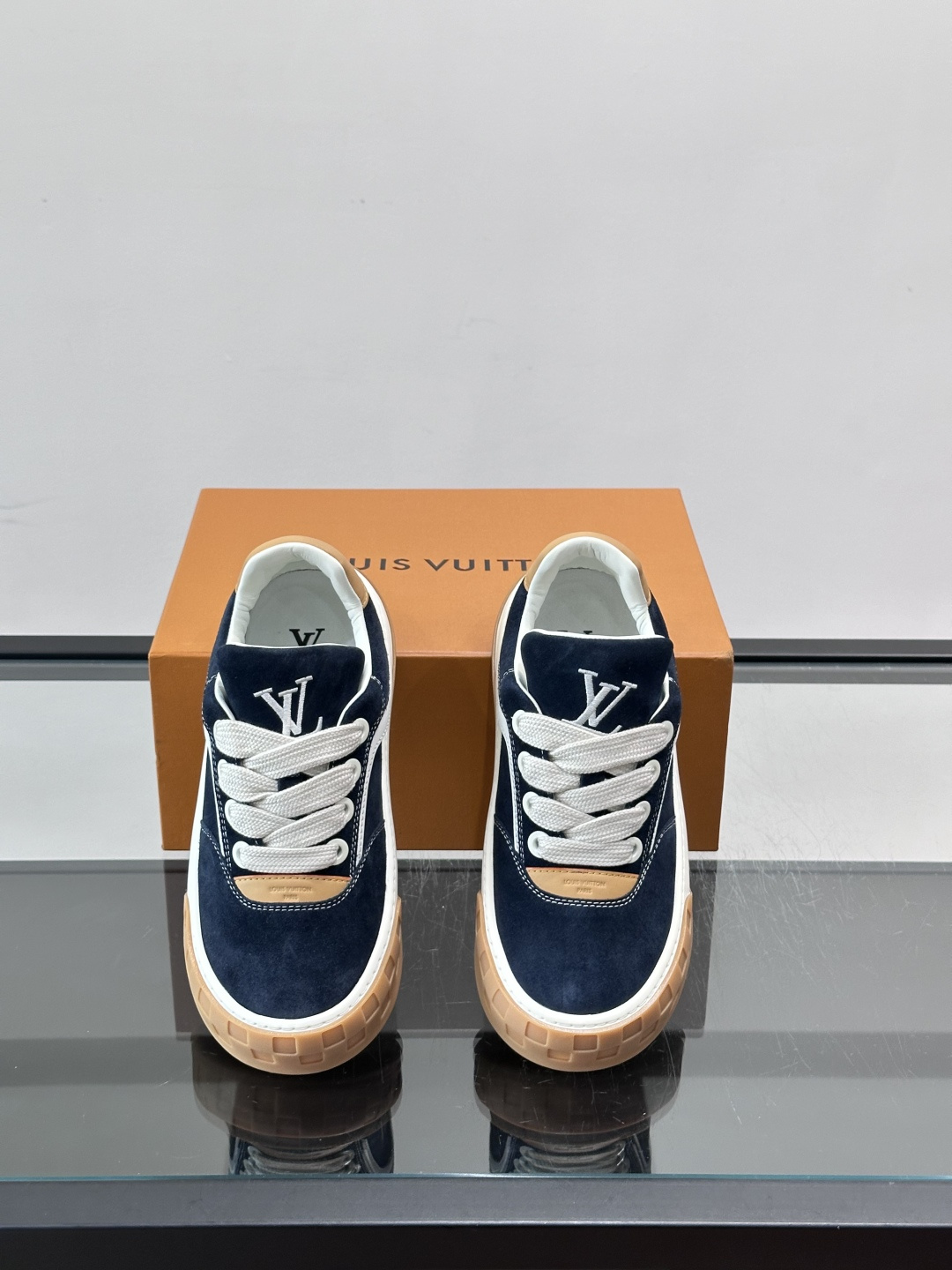 LV Tilted饼干鞋👟LV Tilted饼干鞋是路易威登SS26春夏系列新品,采用绒面牛皮革 LV Tilted饼干鞋👟LV Tilted饼干鞋是路易威登SS26春夏系列新品,采用绒面牛皮革