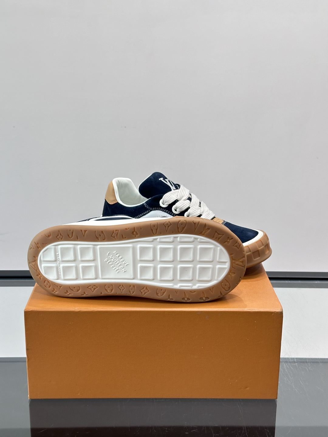 LV Tilted饼干鞋👟LV Tilted饼干鞋是路易威登SS26春夏系列新品,采用绒面牛皮革 LV Tilted饼干鞋👟LV Tilted饼干鞋是路易威登SS26春夏系列新品,采用绒面牛皮革