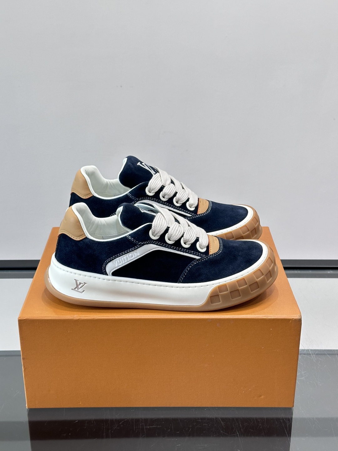 ​​LV Tilted饼干鞋​​👟LV Tilted饼干鞋是路易威登SS26春夏系列新品，采用绒面牛皮革