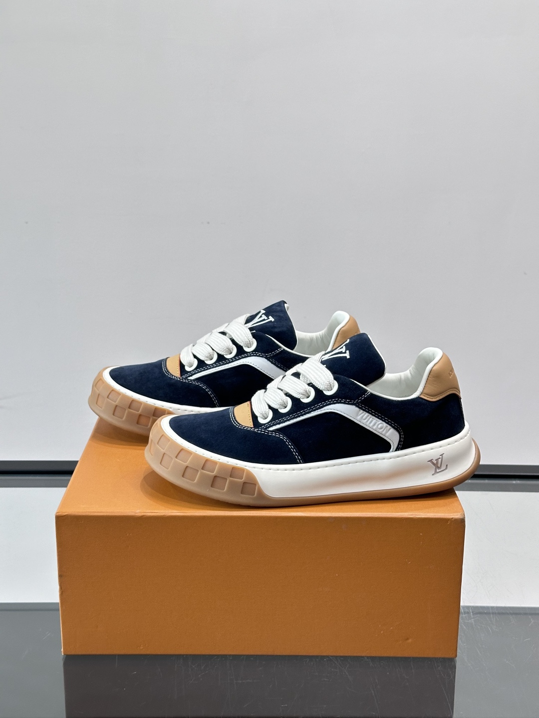 LV Tilted饼干鞋👟LV Tilted饼干鞋是路易威登SS26春夏系列新品,采用绒面牛皮革 LV Tilted饼干鞋👟LV Tilted饼干鞋是路易威登SS26春夏系列新品,采用绒面牛皮革