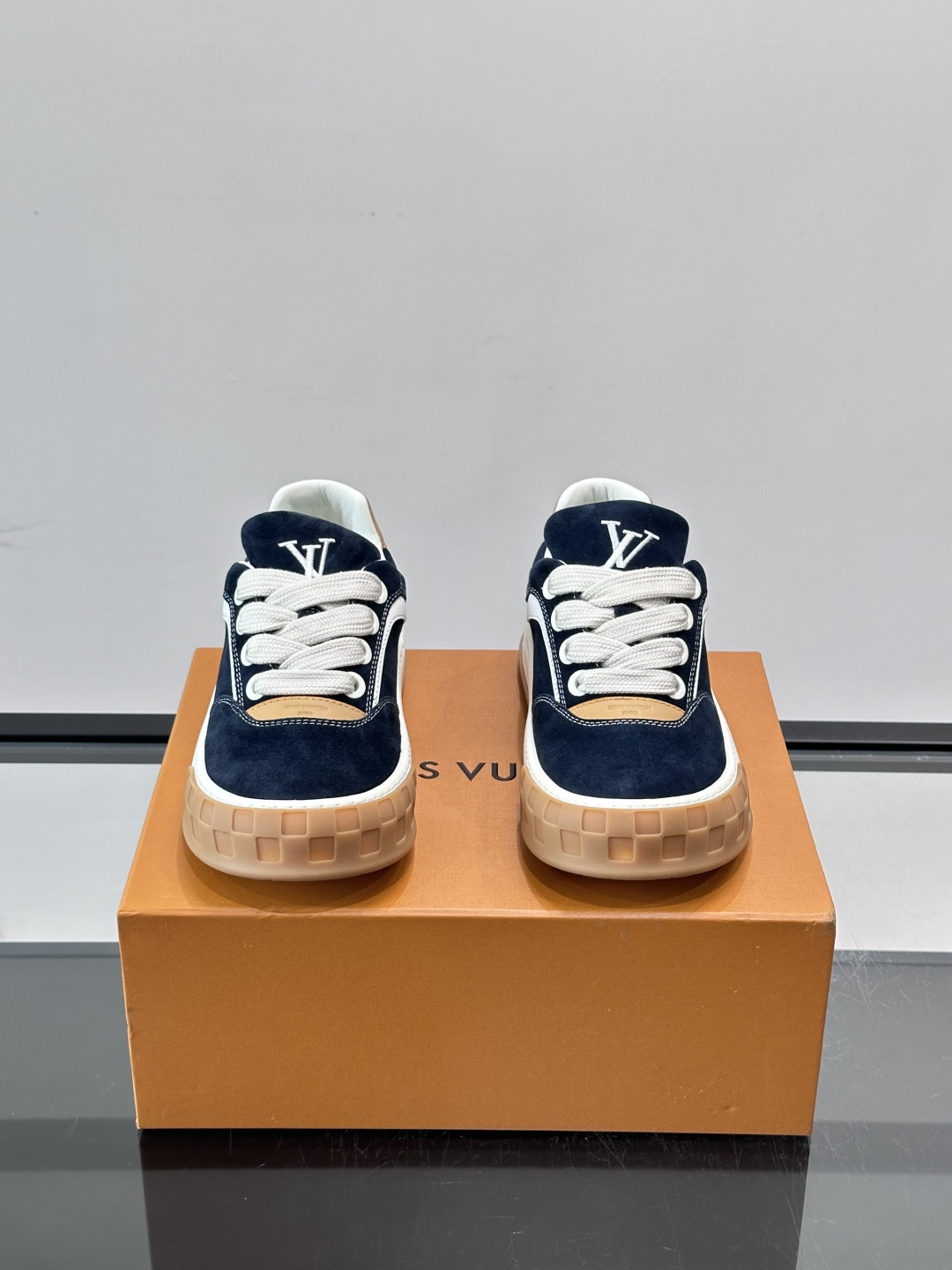 LV Tilted饼干鞋👟LV Tilted饼干鞋是路易威登SS26春夏系列新品,采用绒面牛皮革 LV Tilted饼干鞋👟LV Tilted饼干鞋是路易威登SS26春夏系列新品,采用绒面牛皮革