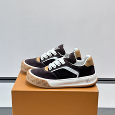 LV Tilted饼干鞋👟LV Tilted饼干鞋是路易威登SS26春夏系列新品,采用绒面牛皮革 LV Tilted饼干鞋👟LV Tilted饼干鞋是路易威登SS26春夏系列新品,采用绒面牛皮革