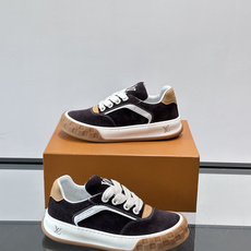 LV Tilted饼干鞋👟LV Tilted饼干鞋是路易威登SS26春夏系列新品,采用绒面牛皮革 LV Tilted饼干鞋👟LV Tilted饼干鞋是路易威登SS26春夏系列新品,采用绒面牛皮革