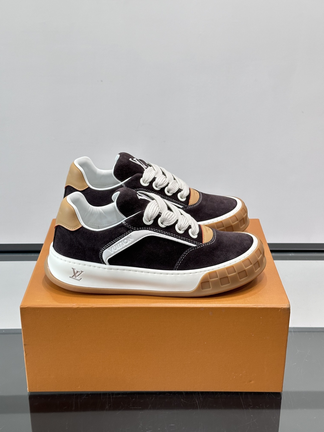 ​​LV Tilted饼干鞋​​👟LV Tilted饼干鞋是路易威登SS26春夏系列新品，采用绒面牛皮革