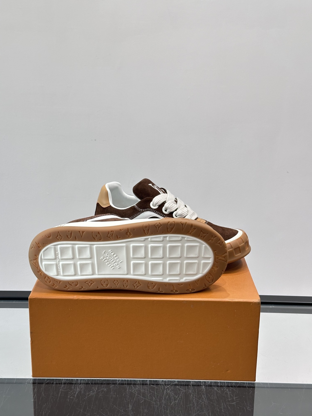 LV Tilted饼干鞋👟LV Tilted饼干鞋是路易威登SS26春夏系列新品,采用绒面牛皮革 LV Tilted饼干鞋👟LV Tilted饼干鞋是路易威登SS26春夏系列新品,采用绒面牛皮革