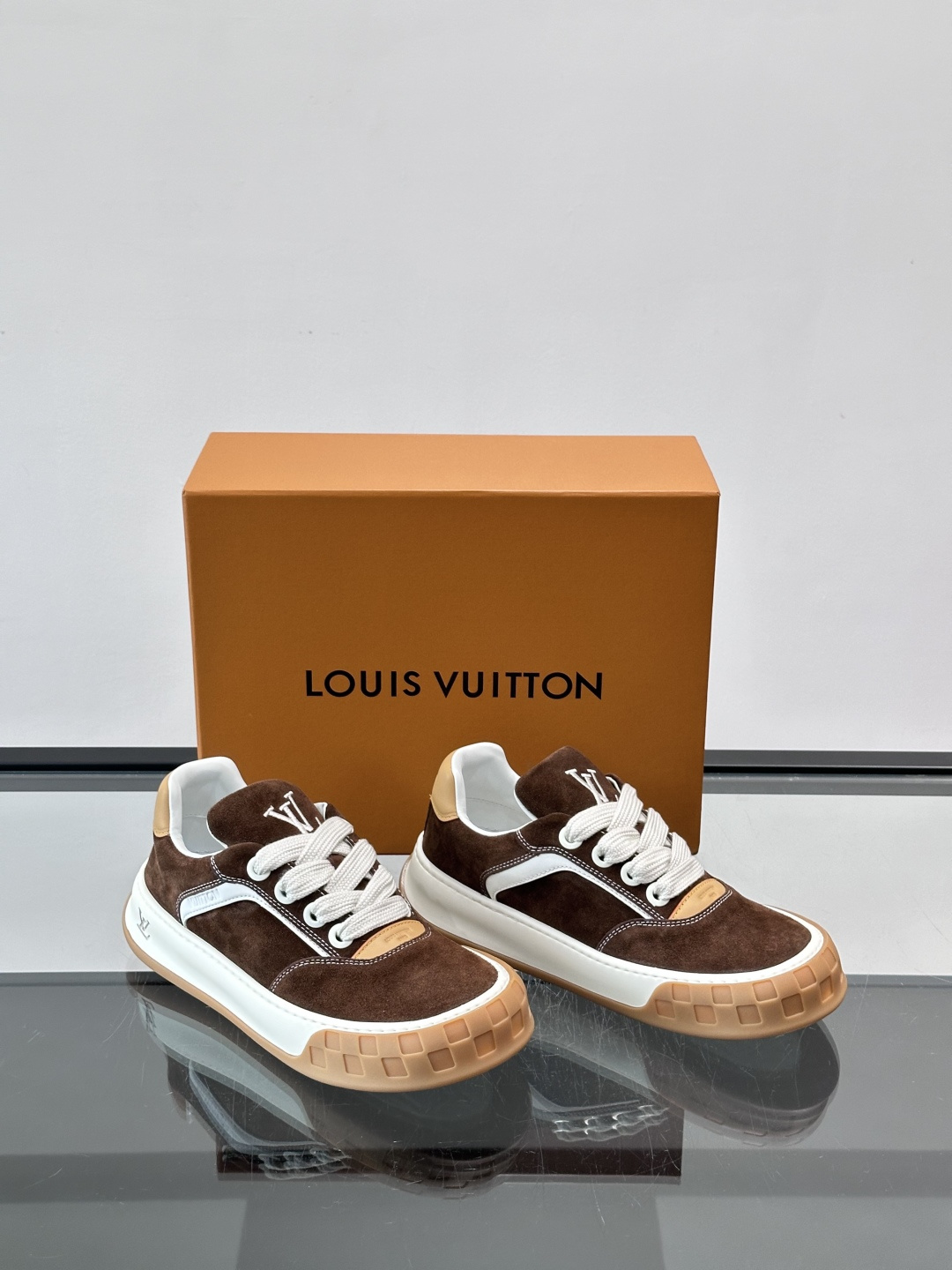 LV Tilted饼干鞋👟LV Tilted饼干鞋是路易威登SS26春夏系列新品,采用绒面牛皮革 LV Tilted饼干鞋👟LV Tilted饼干鞋是路易威登SS26春夏系列新品,采用绒面牛皮革