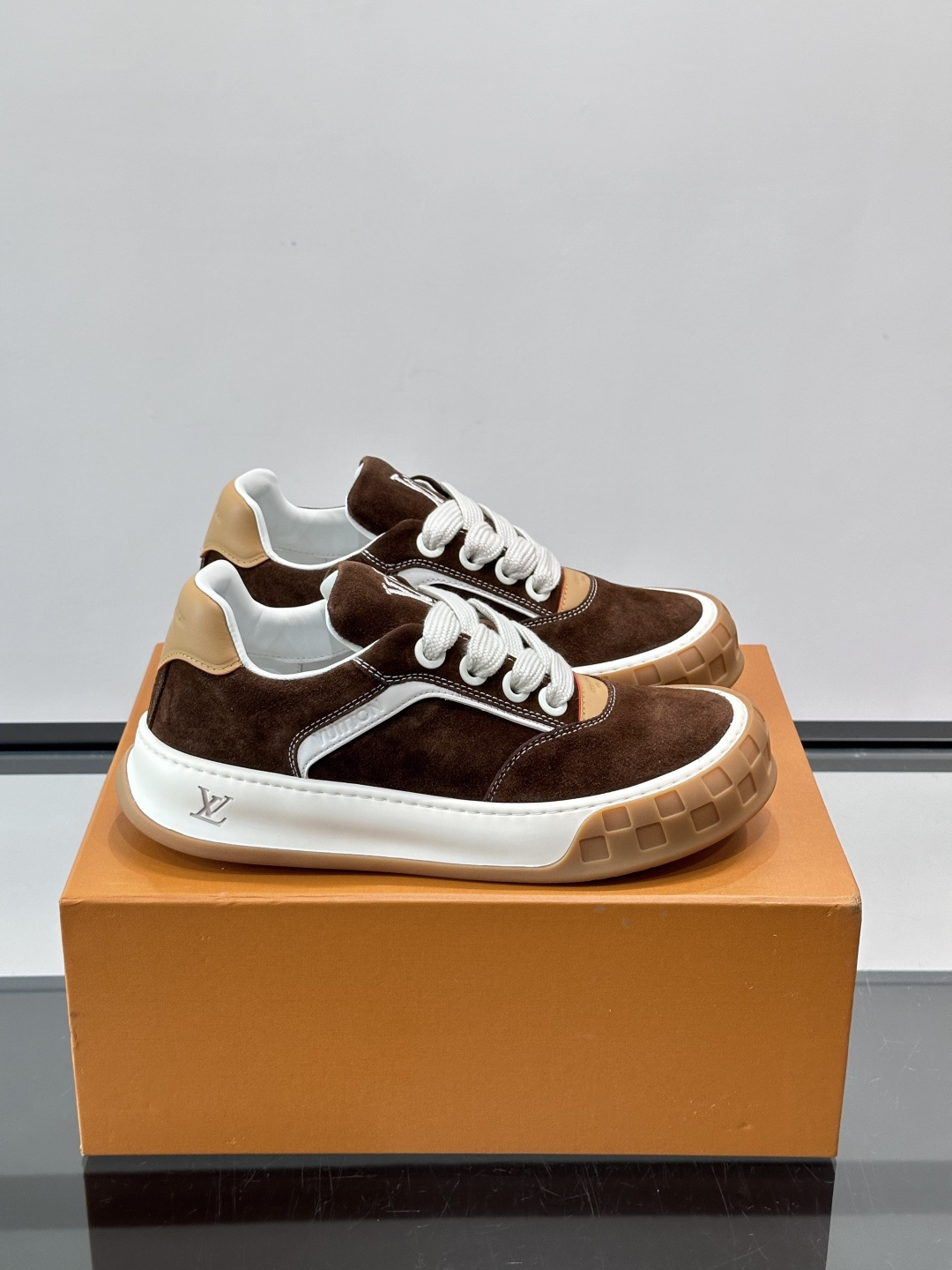 ​​LV Tilted饼干鞋​​👟LV Tilted饼干鞋是路易威登SS26春夏系列新品，采用绒面牛皮革