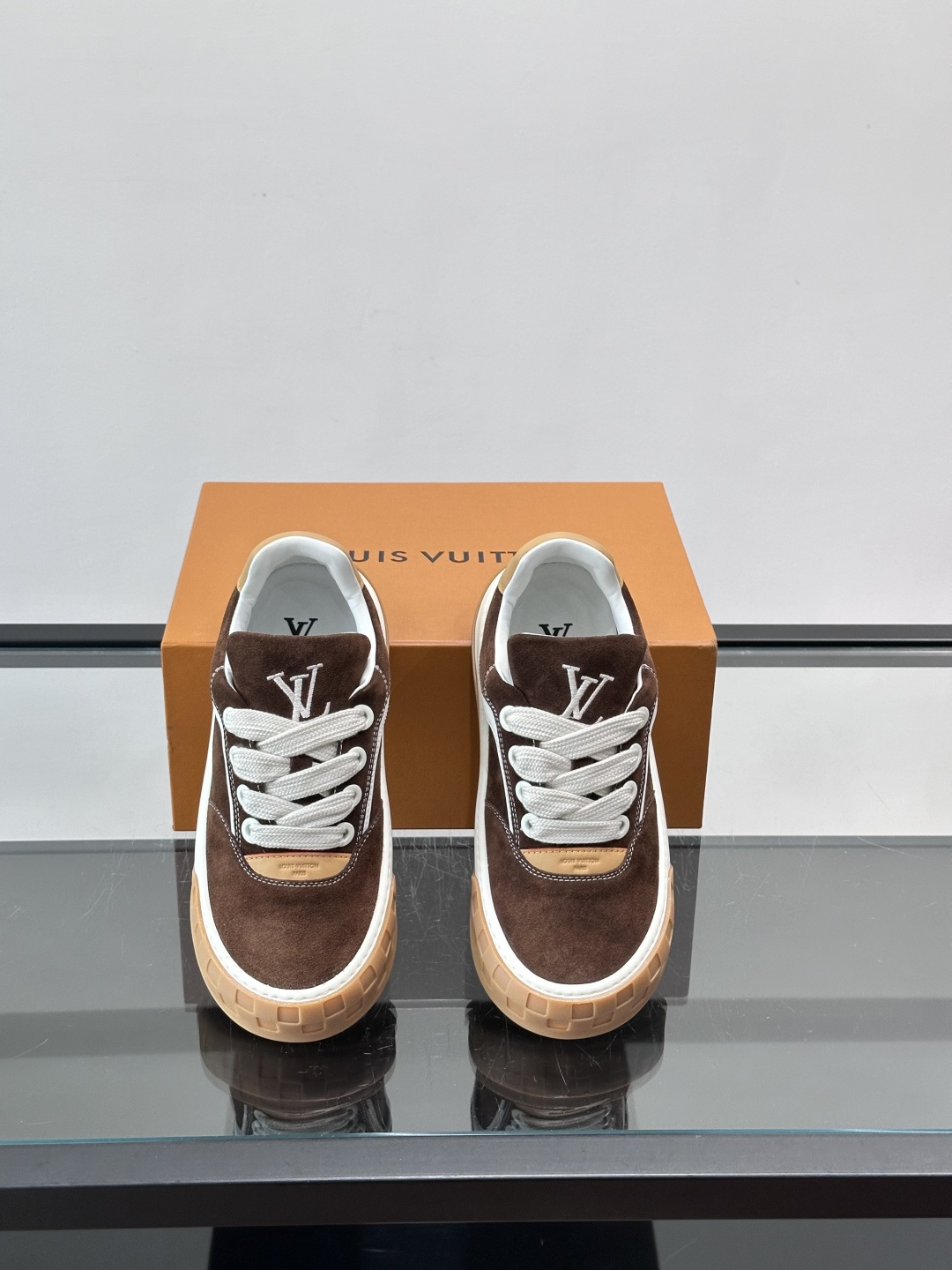 LV Tilted饼干鞋👟LV Tilted饼干鞋是路易威登SS26春夏系列新品,采用绒面牛皮革 LV Tilted饼干鞋👟LV Tilted饼干鞋是路易威登SS26春夏系列新品,采用绒面牛皮革
