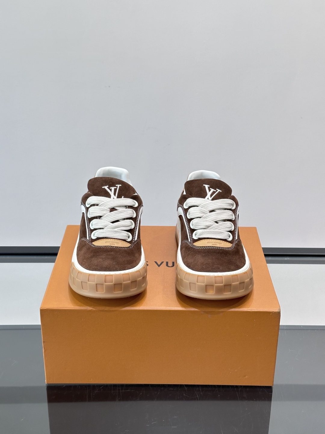 LV Tilted饼干鞋👟LV Tilted饼干鞋是路易威登SS26春夏系列新品,采用绒面牛皮革 LV Tilted饼干鞋👟LV Tilted饼干鞋是路易威登SS26春夏系列新品,采用绒面牛皮革