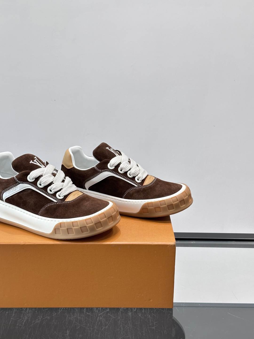 LV Tilted饼干鞋👟LV Tilted饼干鞋是路易威登SS26春夏系列新品,采用绒面牛皮革 LV Tilted饼干鞋👟LV Tilted饼干鞋是路易威登SS26春夏系列新品,采用绒面牛皮革