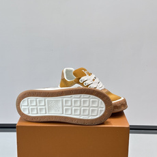 LV Tilted饼干鞋👟LV Tilted饼干鞋是路易威登SS26春夏系列新品,采用绒面牛皮革 LV Tilted饼干鞋👟LV Tilted饼干鞋是路易威登SS26春夏系列新品,采用绒面牛皮革