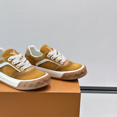 LV Tilted饼干鞋👟LV Tilted饼干鞋是路易威登SS26春夏系列新品,采用绒面牛皮革 LV Tilted饼干鞋👟LV Tilted饼干鞋是路易威登SS26春夏系列新品,采用绒面牛皮革