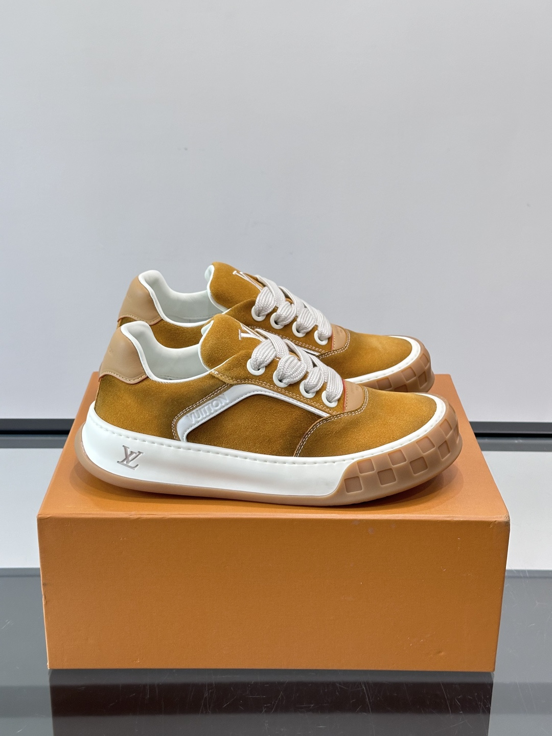 ​​LV Tilted饼干鞋​​👟LV Tilted饼干鞋是路易威登SS26春夏系列新品，采用绒面牛皮革