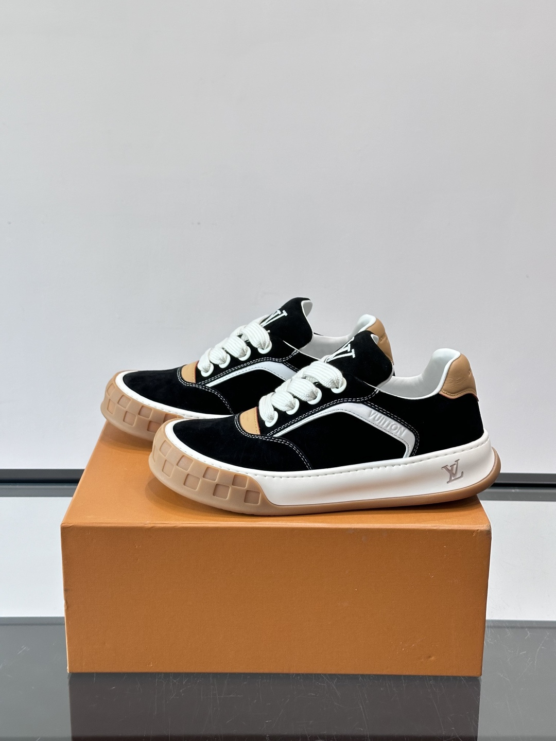 LV Tilted饼干鞋👟LV Tilted饼干鞋是路易威登SS26春夏系列新品,采用绒面牛皮革 LV Tilted饼干鞋👟LV Tilted饼干鞋是路易威登SS26春夏系列新品,采用绒面牛皮革